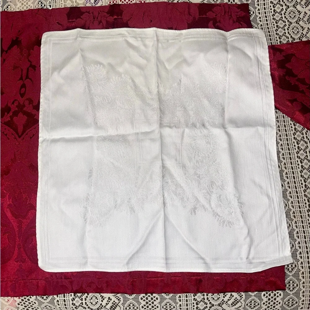 Elegant Red and White Dining Table Linens